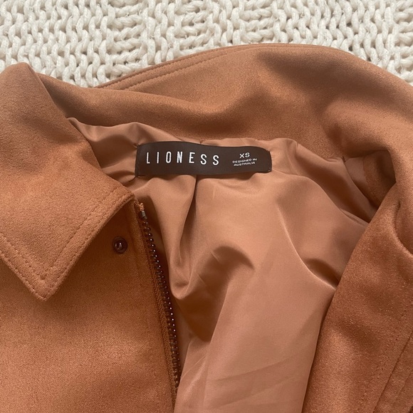 Lioness Kenny Bomber! - Picture 3 of 9